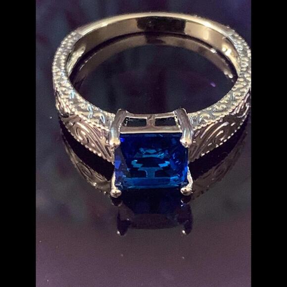 Elegant Blue Stone Ring - Vintage Design 7 - Picture 1 of 4